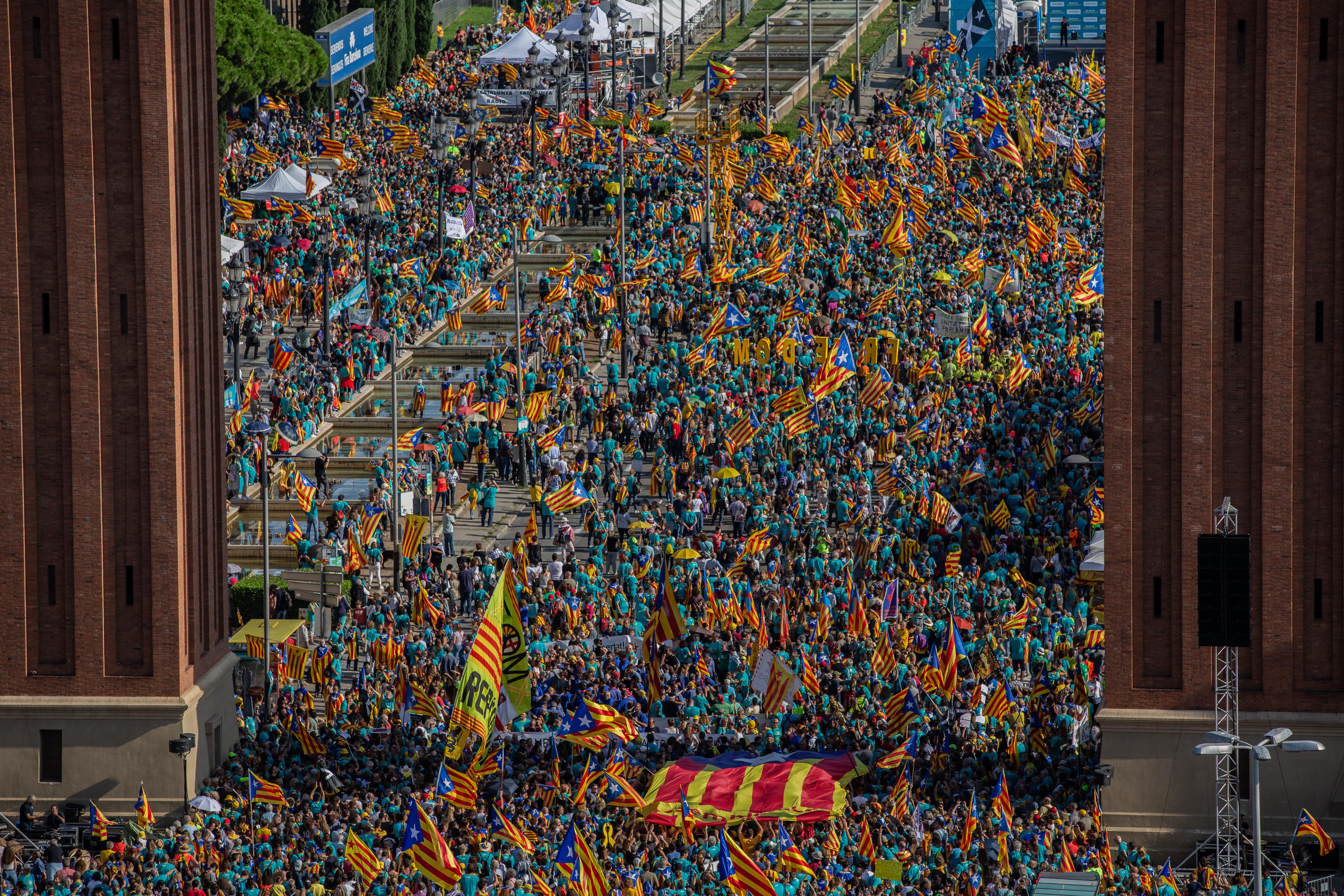 Cientos de personas con banderas de la estelada (bandera independentista catalana) durante la manifestación convocada por la Asamblea Nacional Catalana (ANC) con el lema 'Objectiu Independència 
