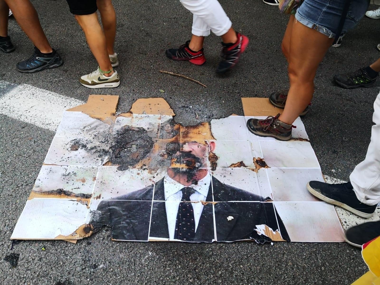 Queman una foto del Rey Felipe VI y de Emmanuel Macron y una bandera europea en la manifestación de la Izquierda Independentista por la Diada. EP