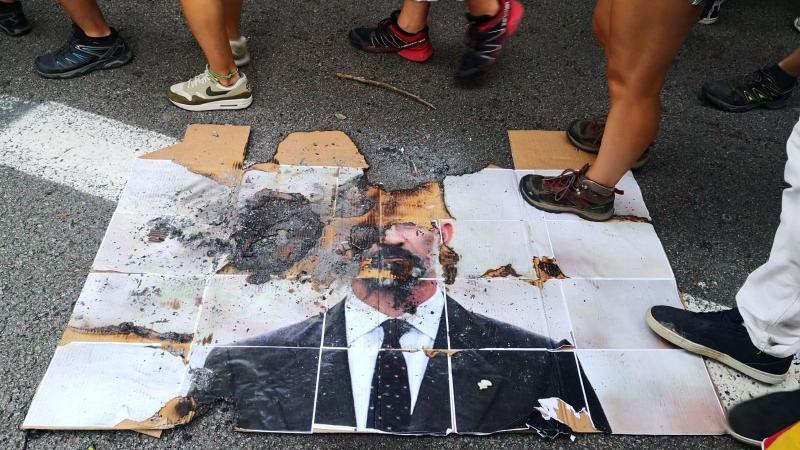 Queman una foto del Rey Felipe VI y de Emmanuel Macron y una bandera europea en la manifestación de la Izquierda Independentista por la Diada. EP