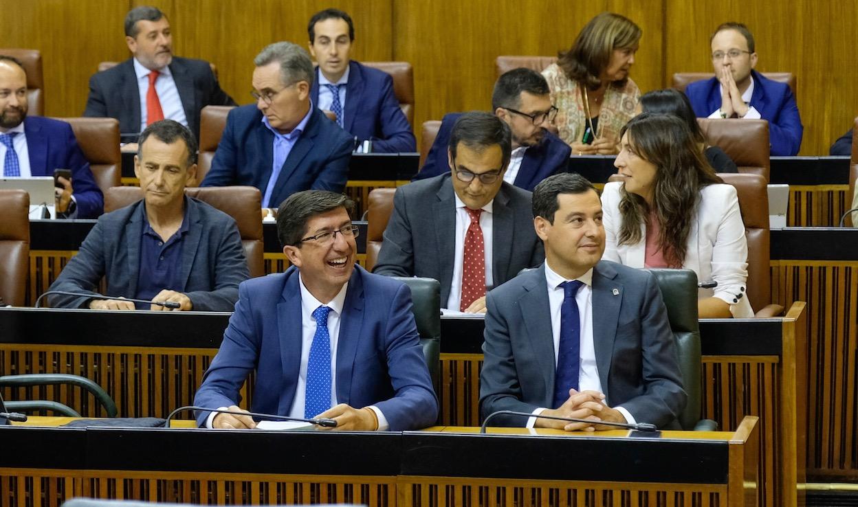 El vicepresidente Juan Marín y el presidente Juanma Moreno, en el Pleno del Parlamento.