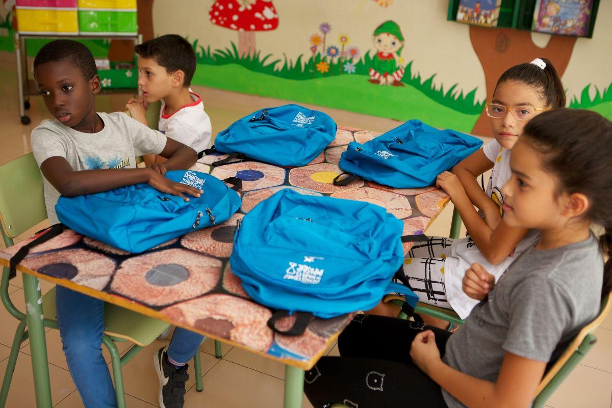 El programa CaixaProinfancia atiende a niños y niñas de toda España proporcionándoles material, refuerzo educativo y apoyo psicosocial 
