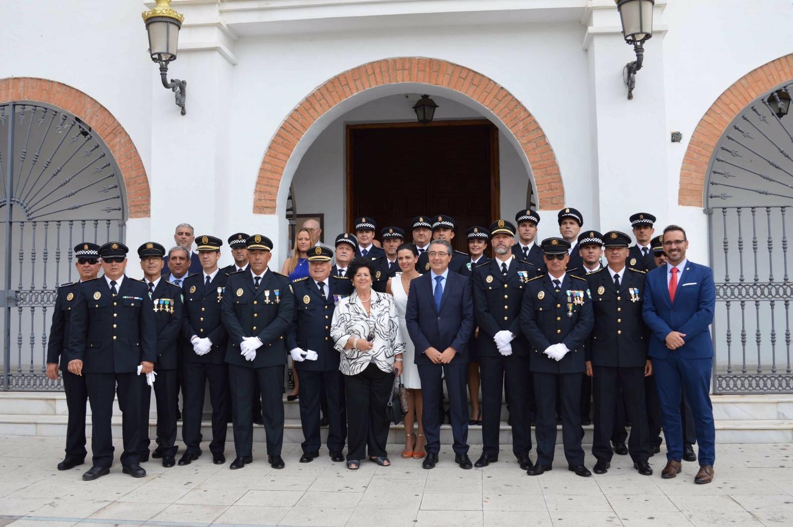 El alcalde de Rincón de la Victoria, Francisco Salado, con varios miembros de la Policía Local. TWITTER