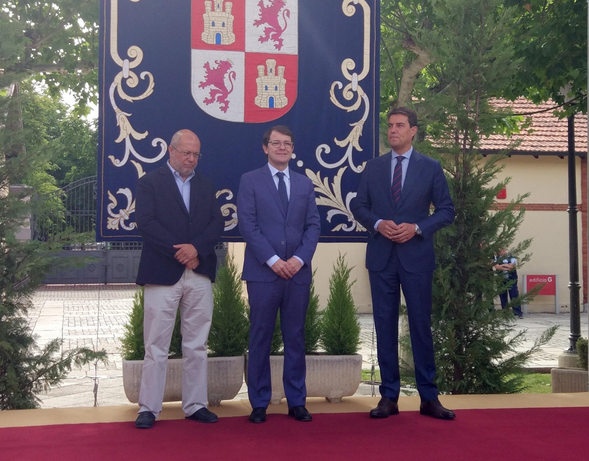 El presidente de la Junta Alfonso Fernández Mañueco en el centro con el vicepresidente del Ejecutivo Francisco Igea (izq) y el consejero de la Presidencia Ángel Ibáñez (dcha) 