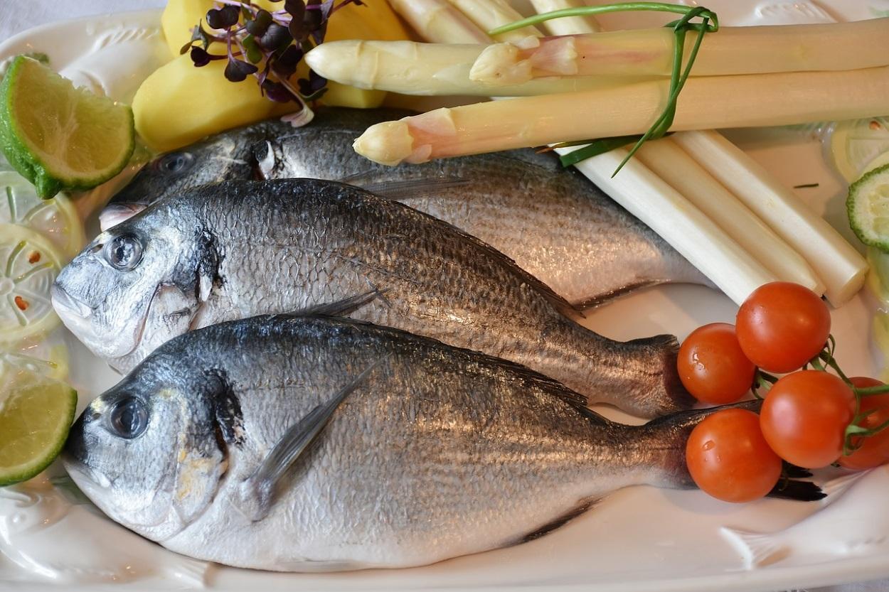 Un bodegón de comida con dos pescados. Pixabay