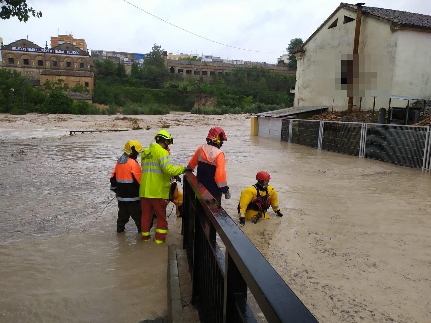 Los bomberos realizan rescates y desalojos en la zona Cantereria de Ontinyent (Valencia)  la más afectada por el desborde del río Clariano (DANA septiembre 2019). EP