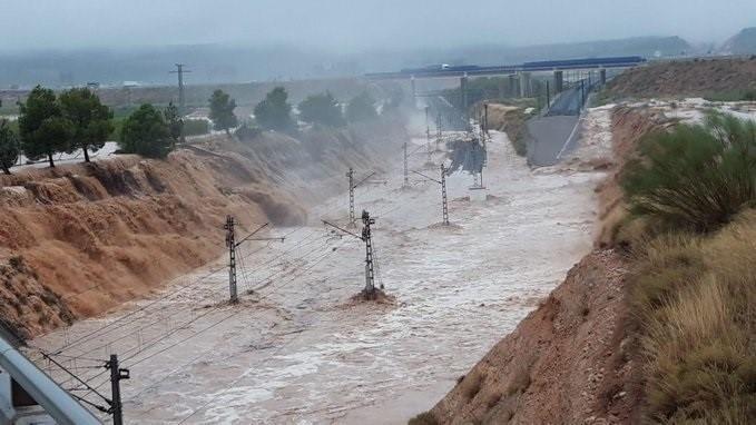 La DANA obliga a interrumpir la circulación ferroviaria. EP