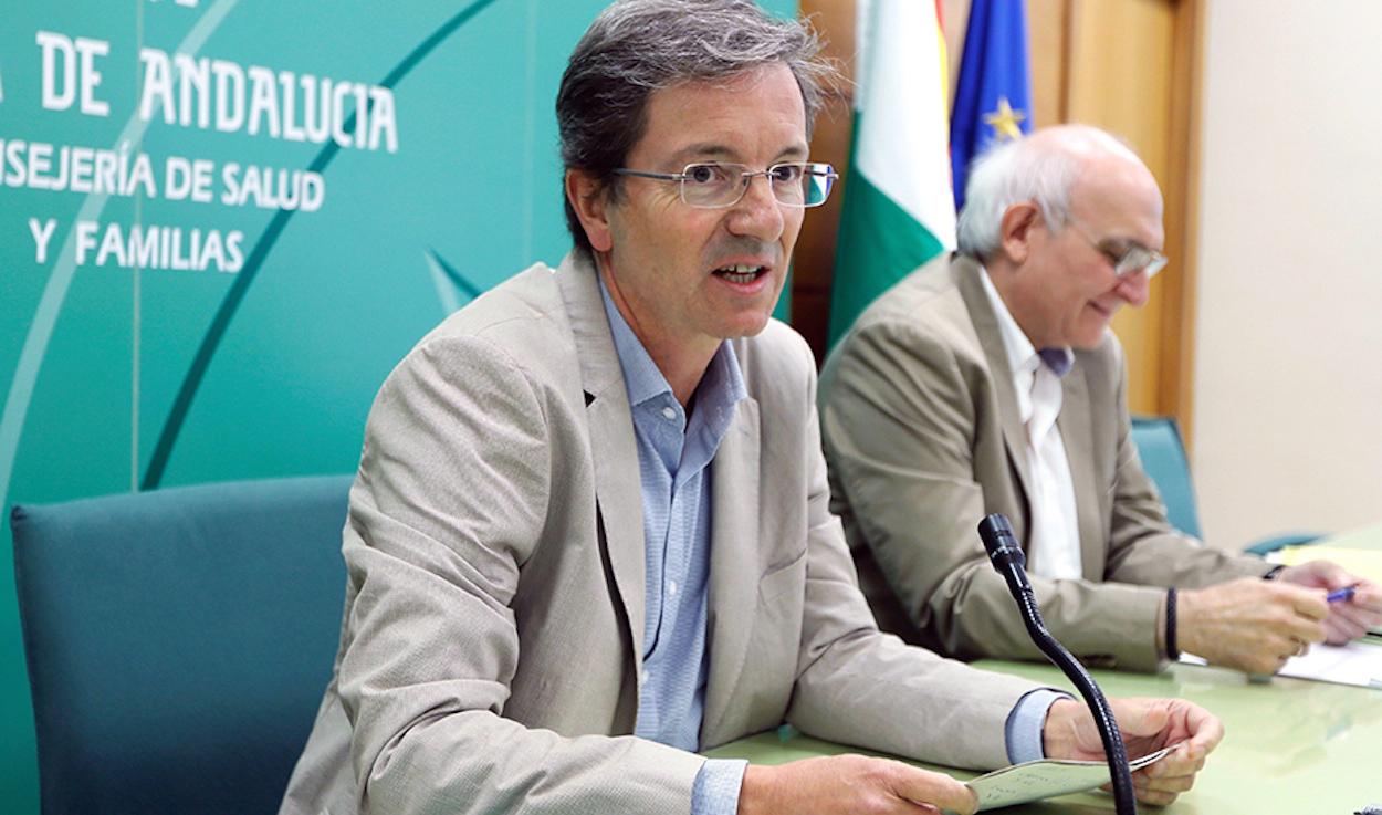El portavoz médico de la crisis, José Miguel Cisneros, y el destituido Jesús Peinado.