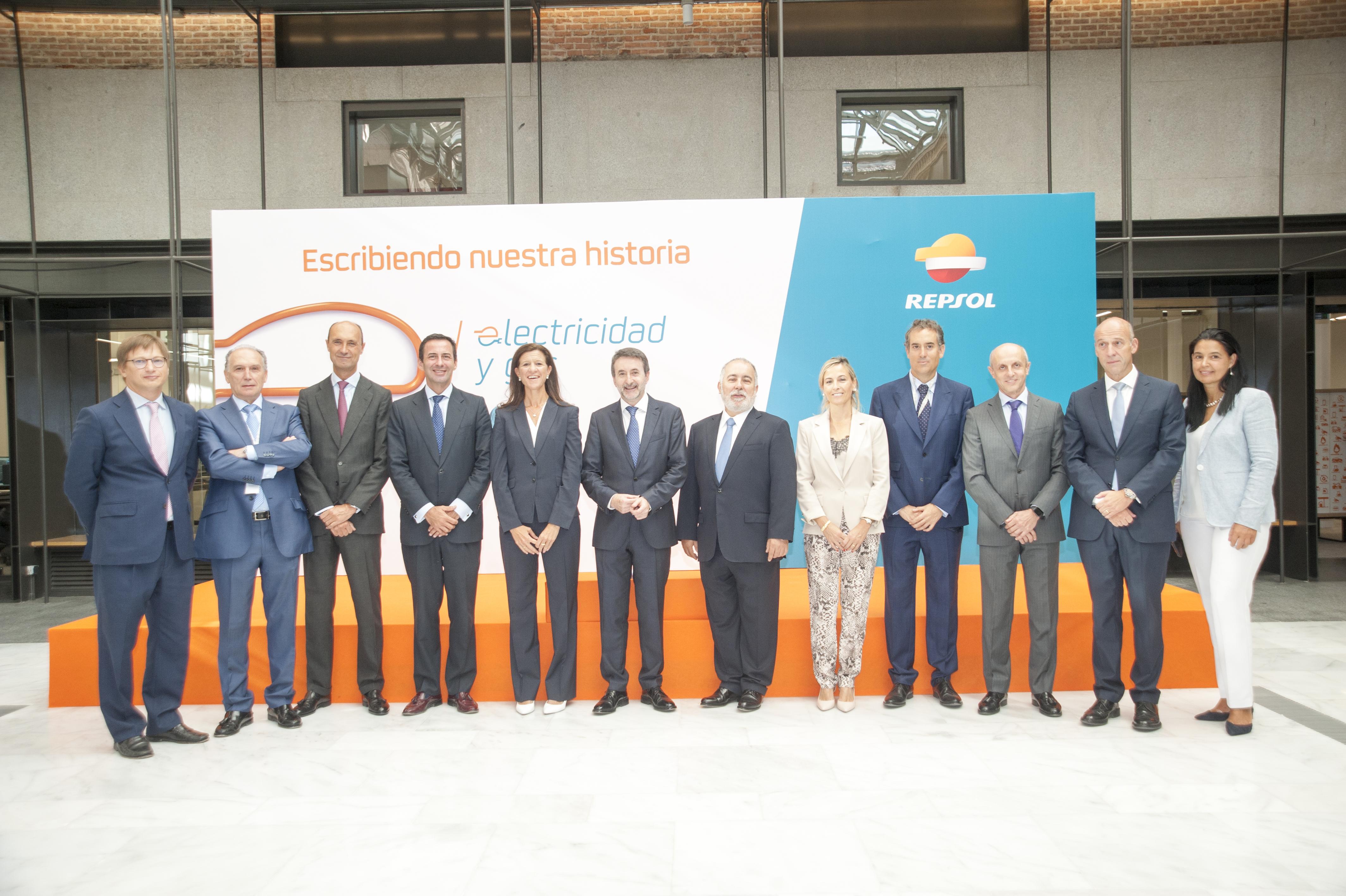  El Consejero Delegado de Repsol, Josu Jon Imaz, junto al equipo directivo de Repsol Electricidad y Gas.