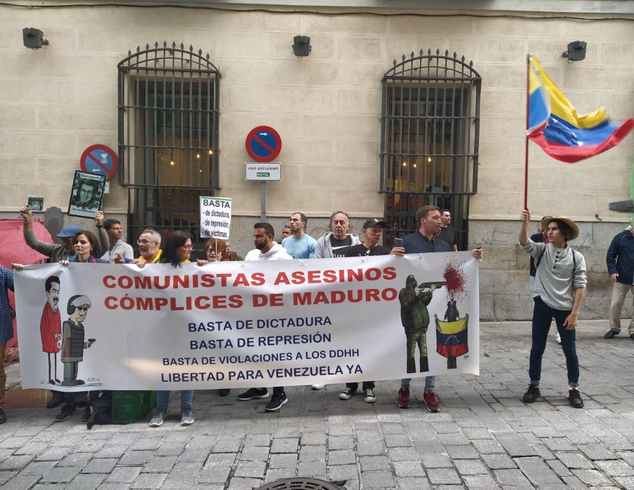 Un gruto de opositores chavistas manifestandose en Madrid. NATALIA CASTRO