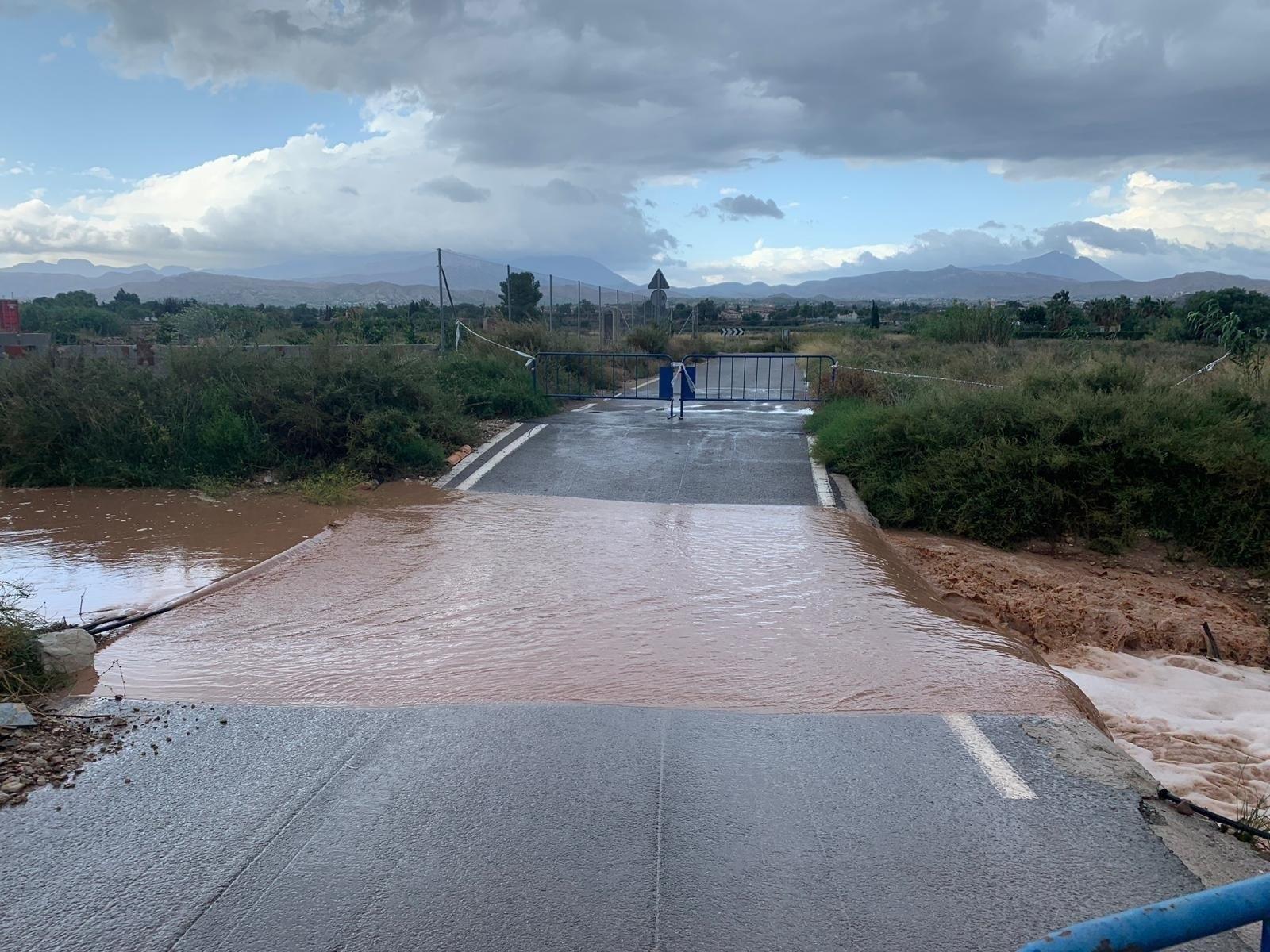 Camino de la Molineta cortado al tráfico por inundaciones