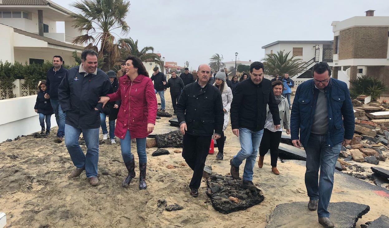 Juan Moreno y dirigentes del PP visitando en marzo de 2018 las playas de La Antilla devastadas por el temporal. PP-A