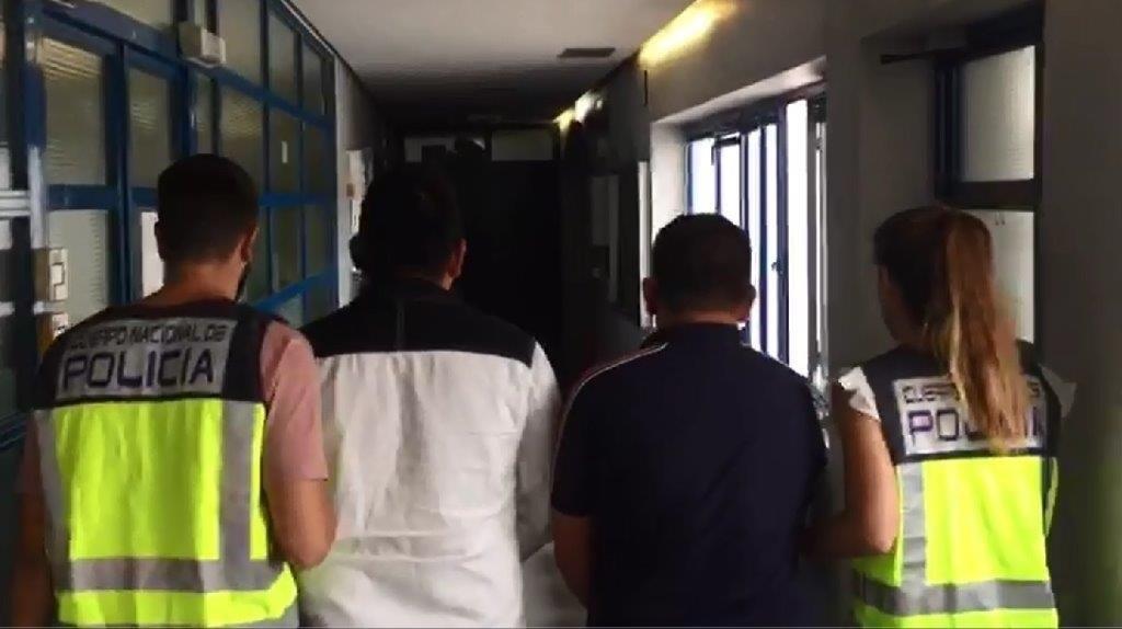 Dos de los tres detenidos en Marbella por desfigurar el rostro de un joven al que confundieron con otro. 