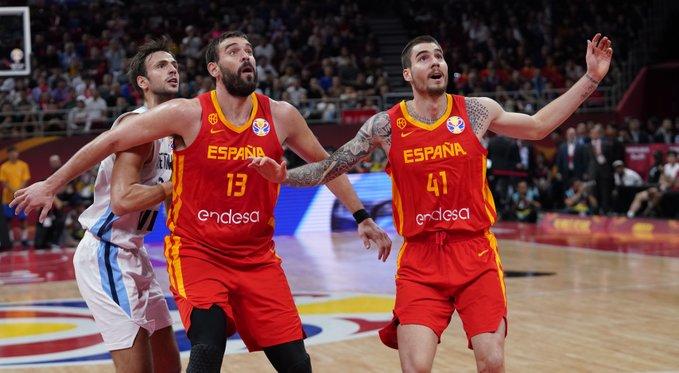 Marc Gasol (izquierda) y Juancho Hernangómez cerrando un rebote. Fuente: Twitter.