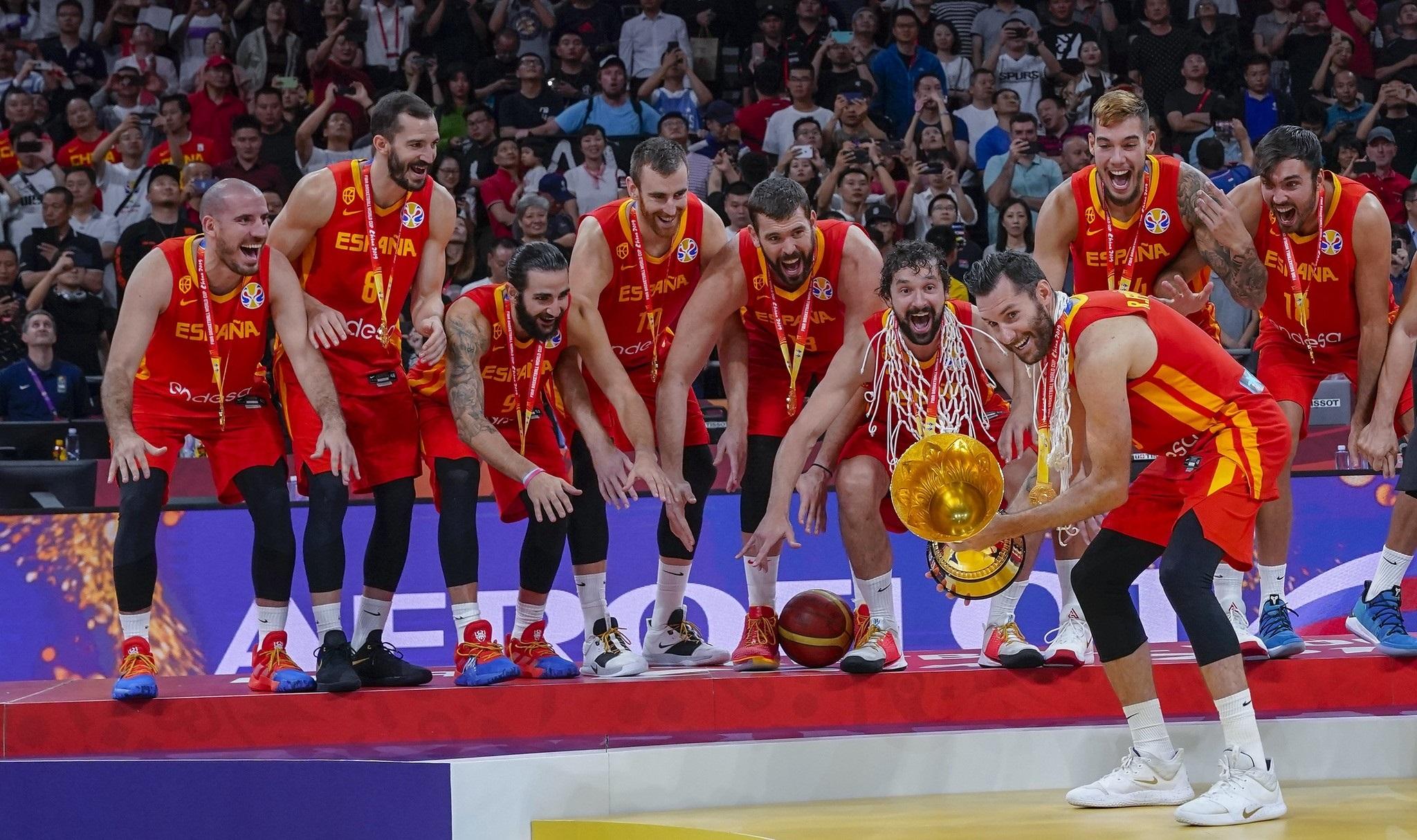 El capitán de la selección española de baloncesto Rudy Fernández levanta la copa de campeones del mundo