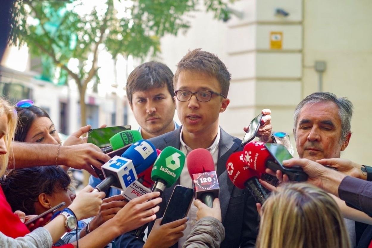 El portavoz de Más Madrid en la Asamblea de Madrid, íñigoErrejón, acompañado de los diputados Pablo Perpinyà y Eduardo Gutiérrez