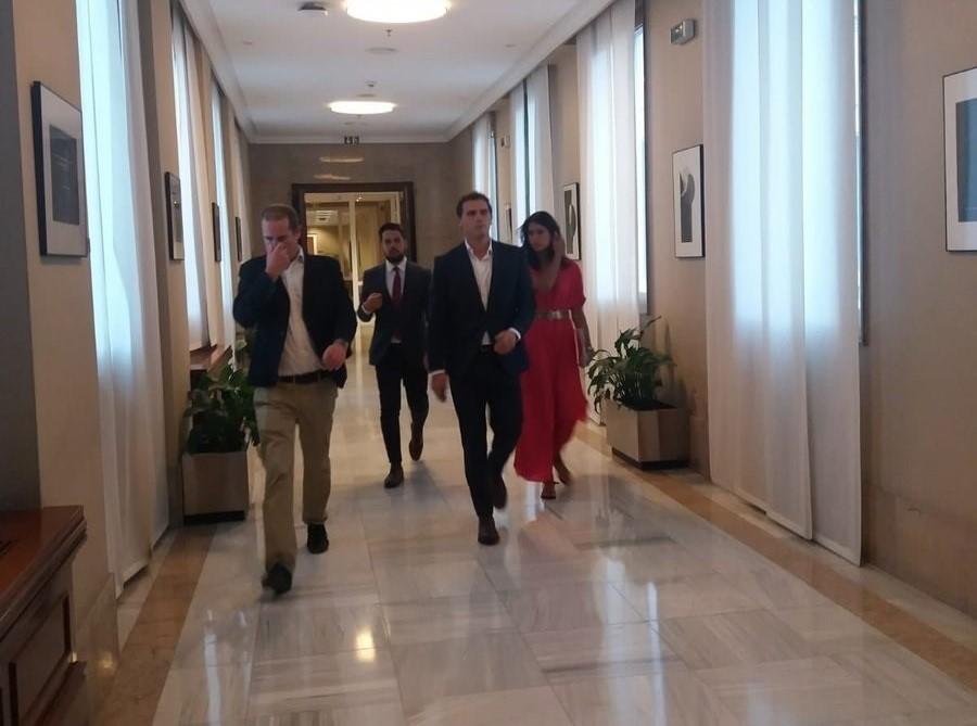 Rivera y su equipo llegan al Congreso para reunirse con Casado. EP