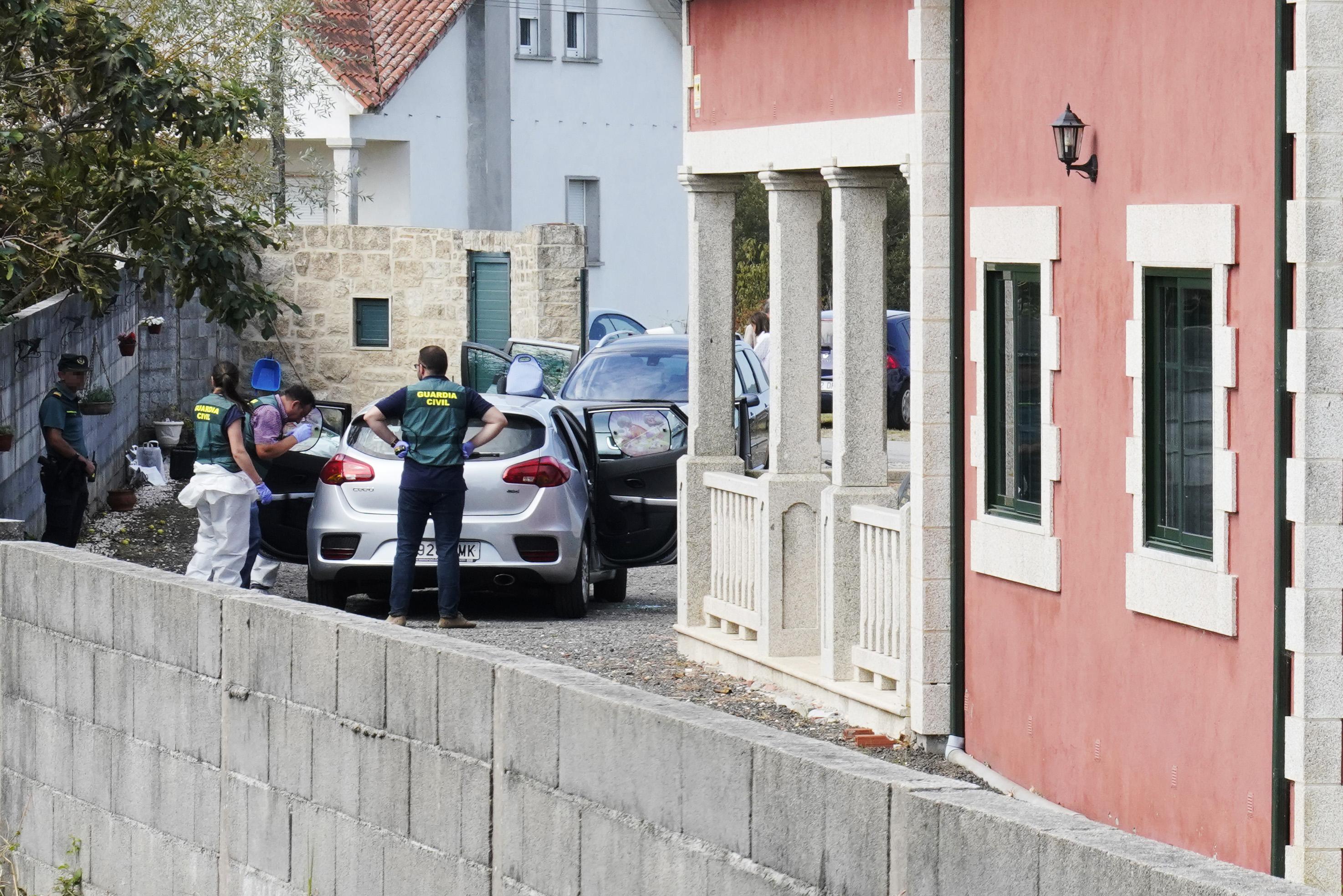 Agentes de la Guardia Civil en el domicilio de las tres víctimas del crimen en el concello de Valga en la provincia de Pontevedra