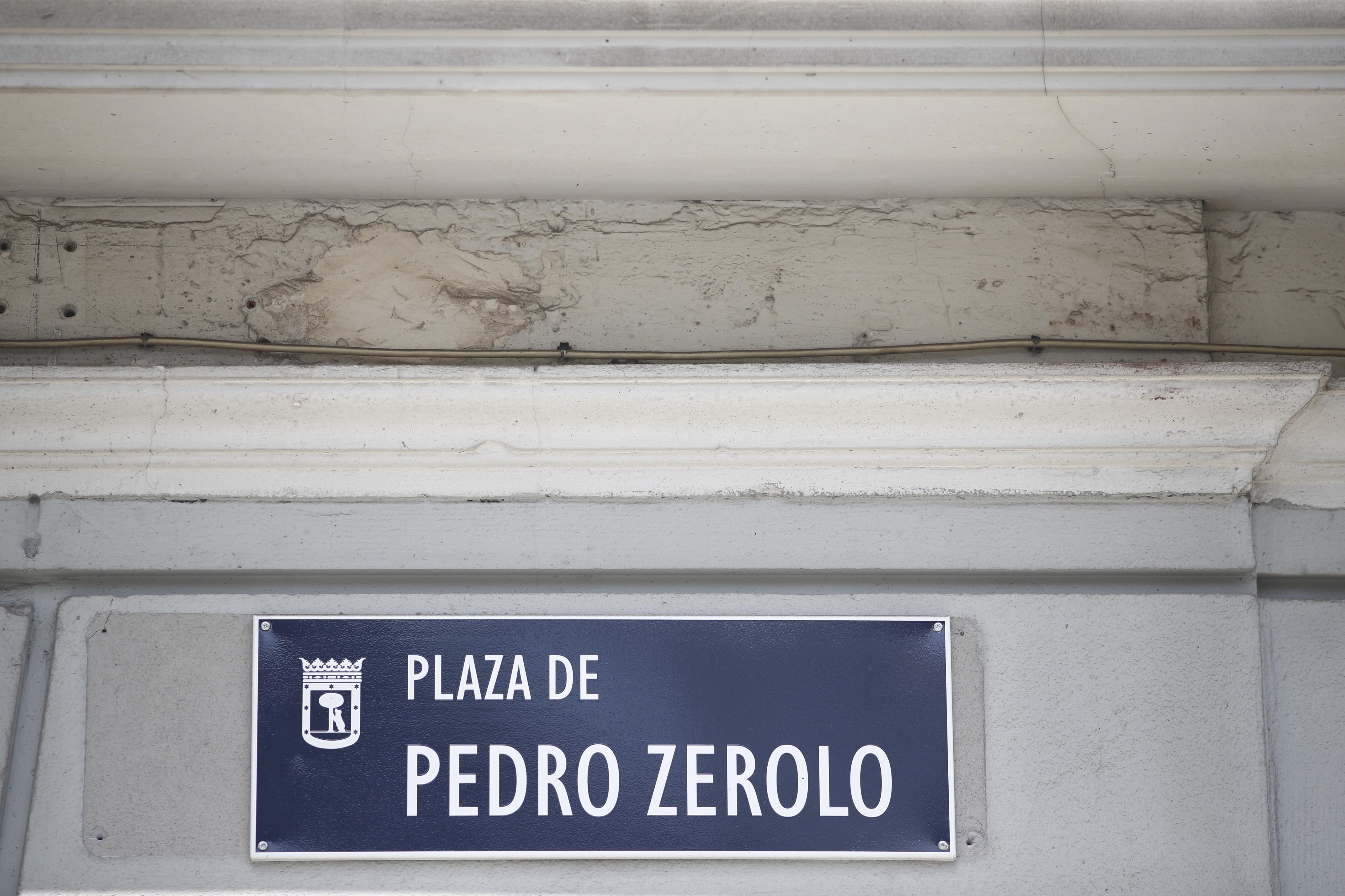 Placa con el nombre de Plaza de Pedro Zerolo en Madrid 