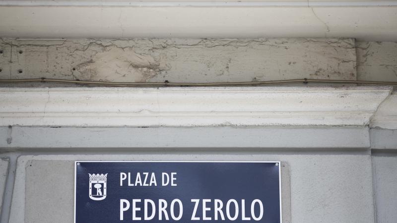 Placa con el nombre de Plaza de Pedro Zerolo en Madrid 