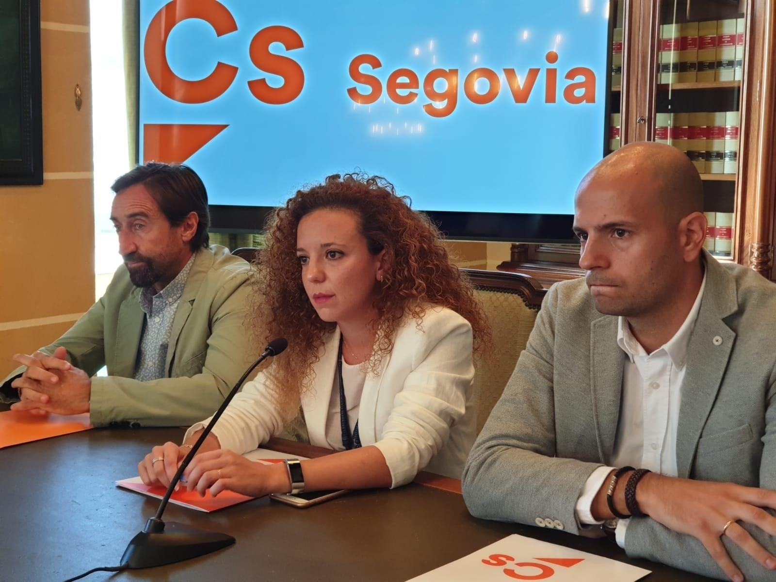 EuropaPress 2353926 De izquierda a derecha los concejales Francisco Javier García Crespo Noemí Otero y David García Foj Fernández anuncian su apoyo al Peahis de Segovia 