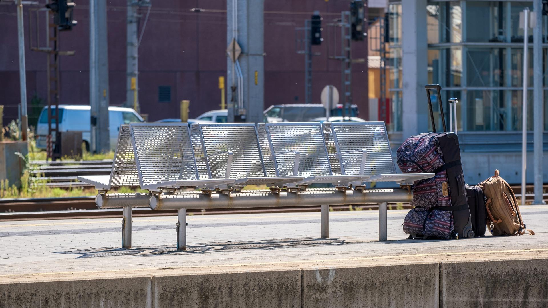 Maletas abandonadas en una estación de tren. Pixabay