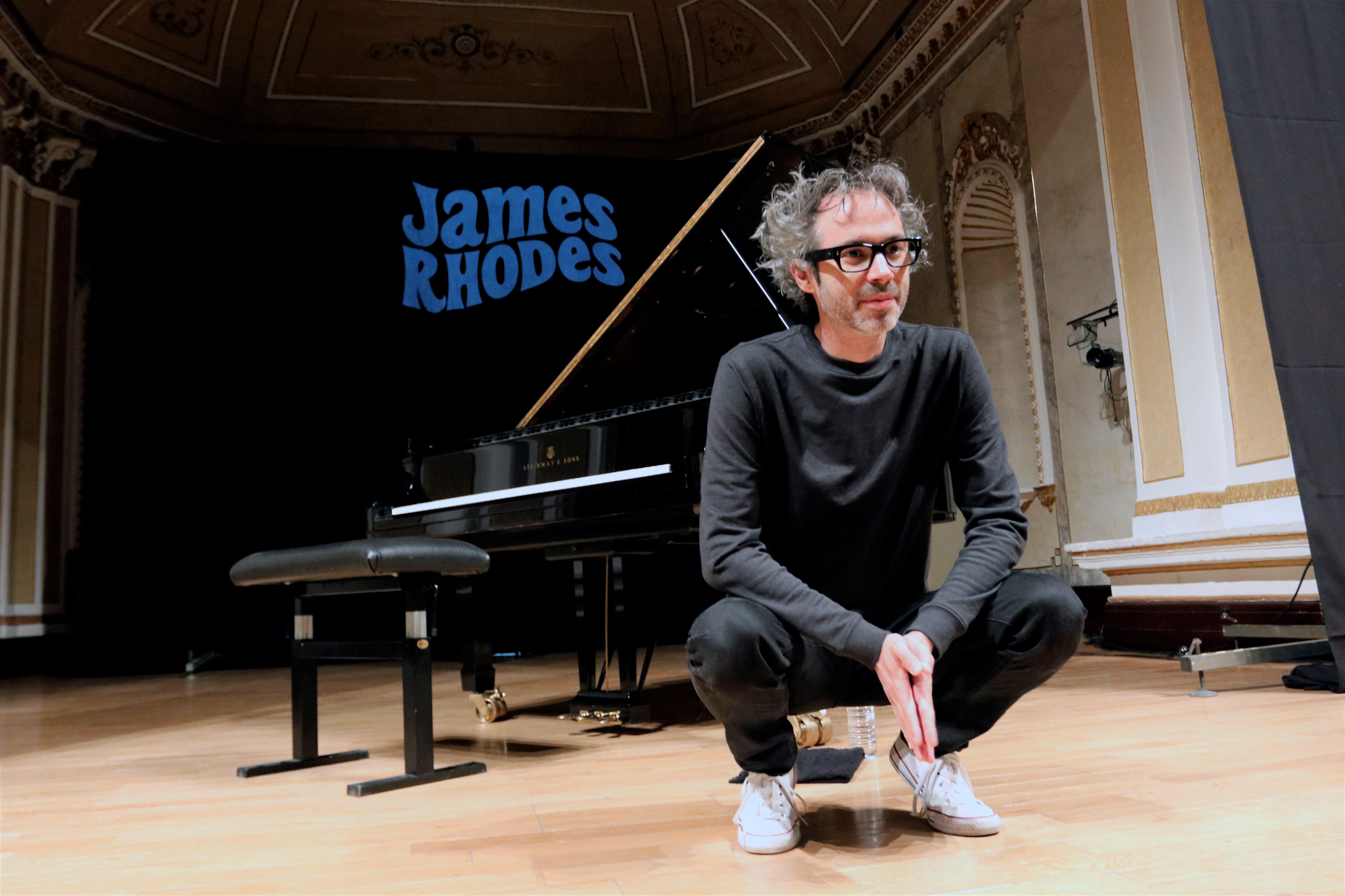 El pianista James Rhodes en un momento del pase de prensa del concierto benéfico en la Sala María Cristina Málaga. EP