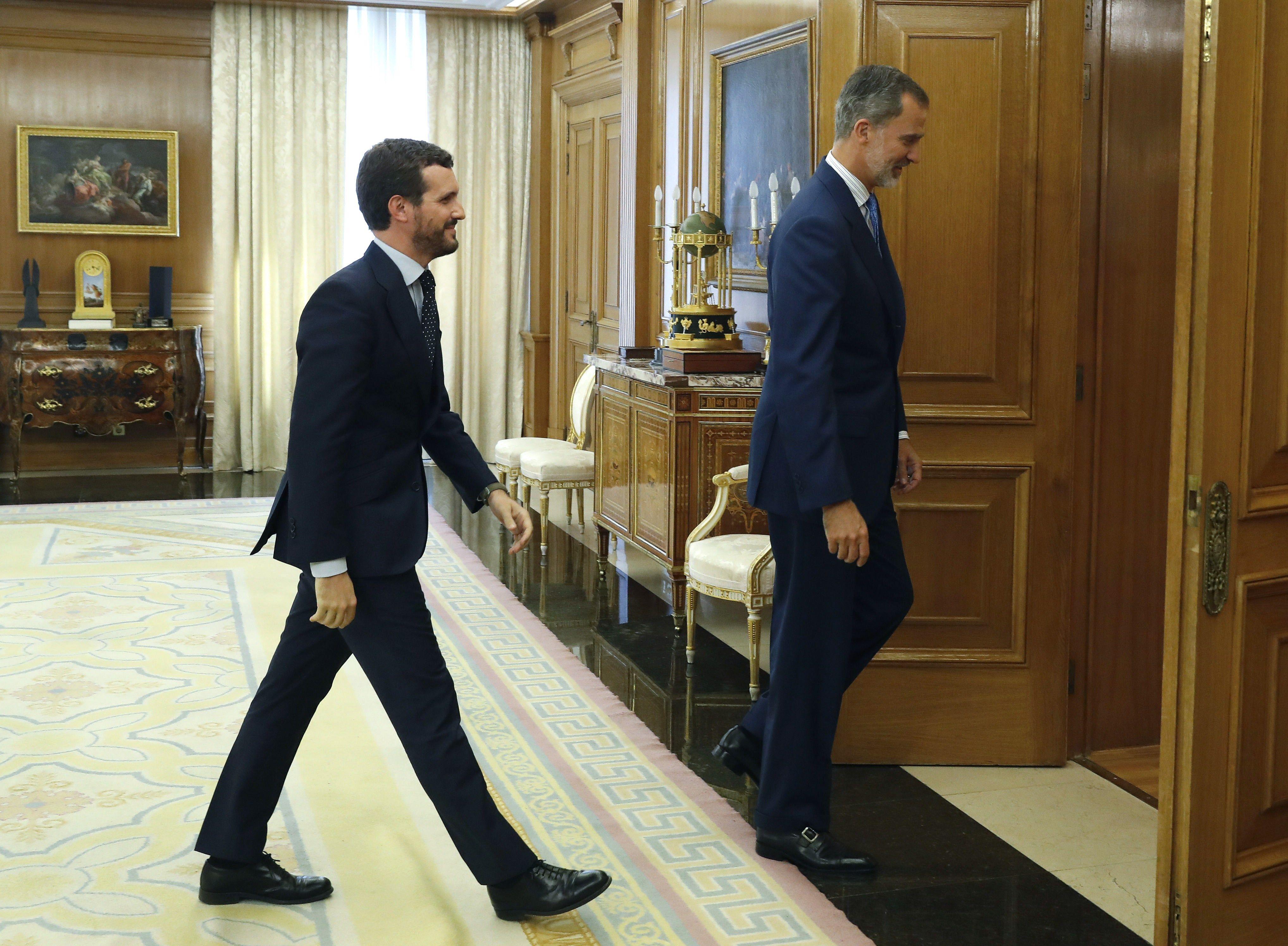 El rey Felipe VI saluda al presidente del Partido Popular Pablo Casado. EP