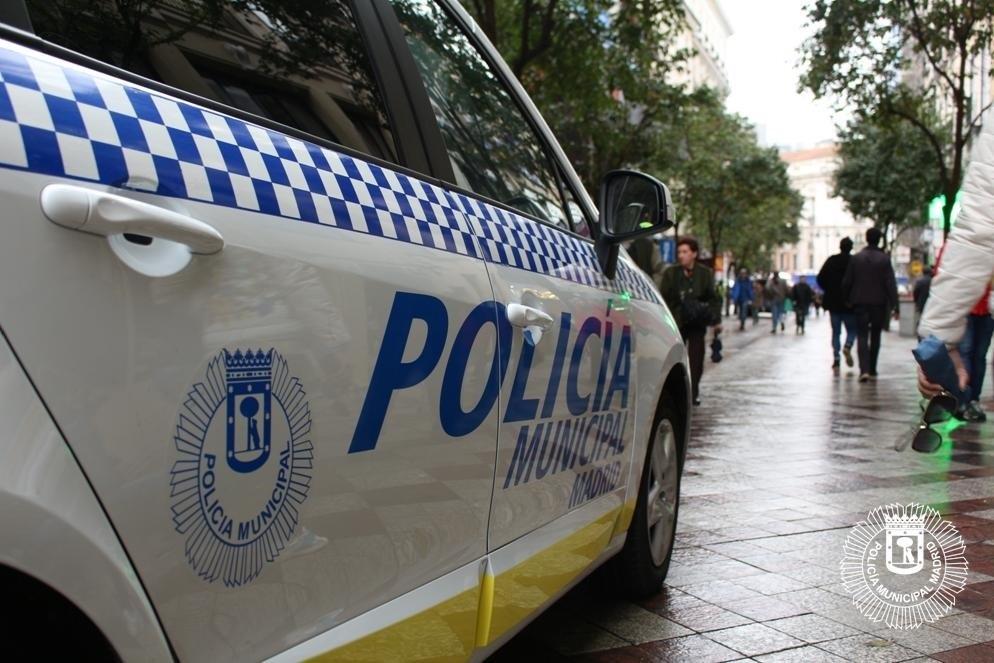 Un coche de la Policía Local de Madrid patrullando las calles. EP