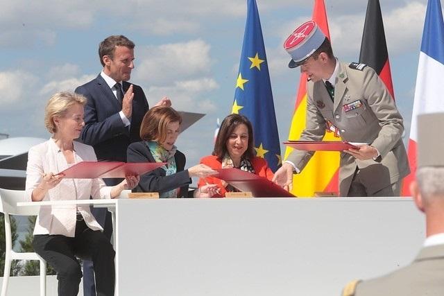 La ministra de Defensa en funciones, Margarita Robles, firma junto a sus homólogas de Francia y Alemania la entrada de España en el programa del futuro caza europeo (FCAS) en el Salón Internacional de la Aeronáutica y el Espacio de París.