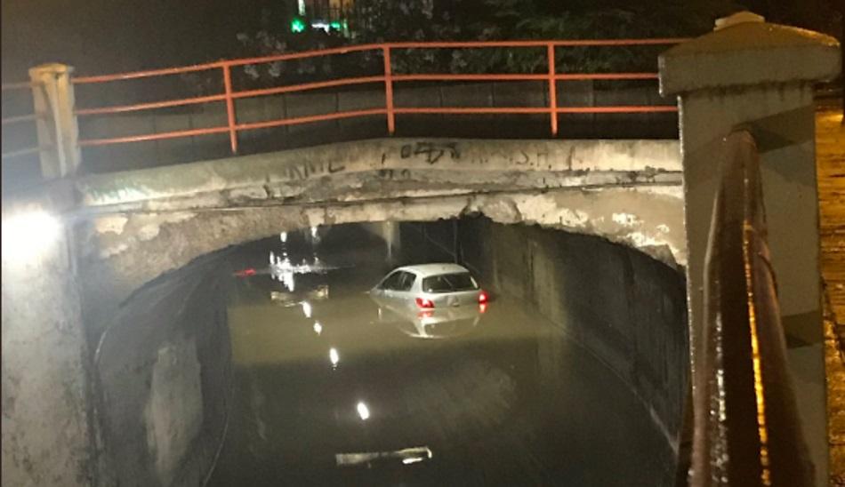 Un coche atrapado en el agua en Valladolid. Fuente Twitter