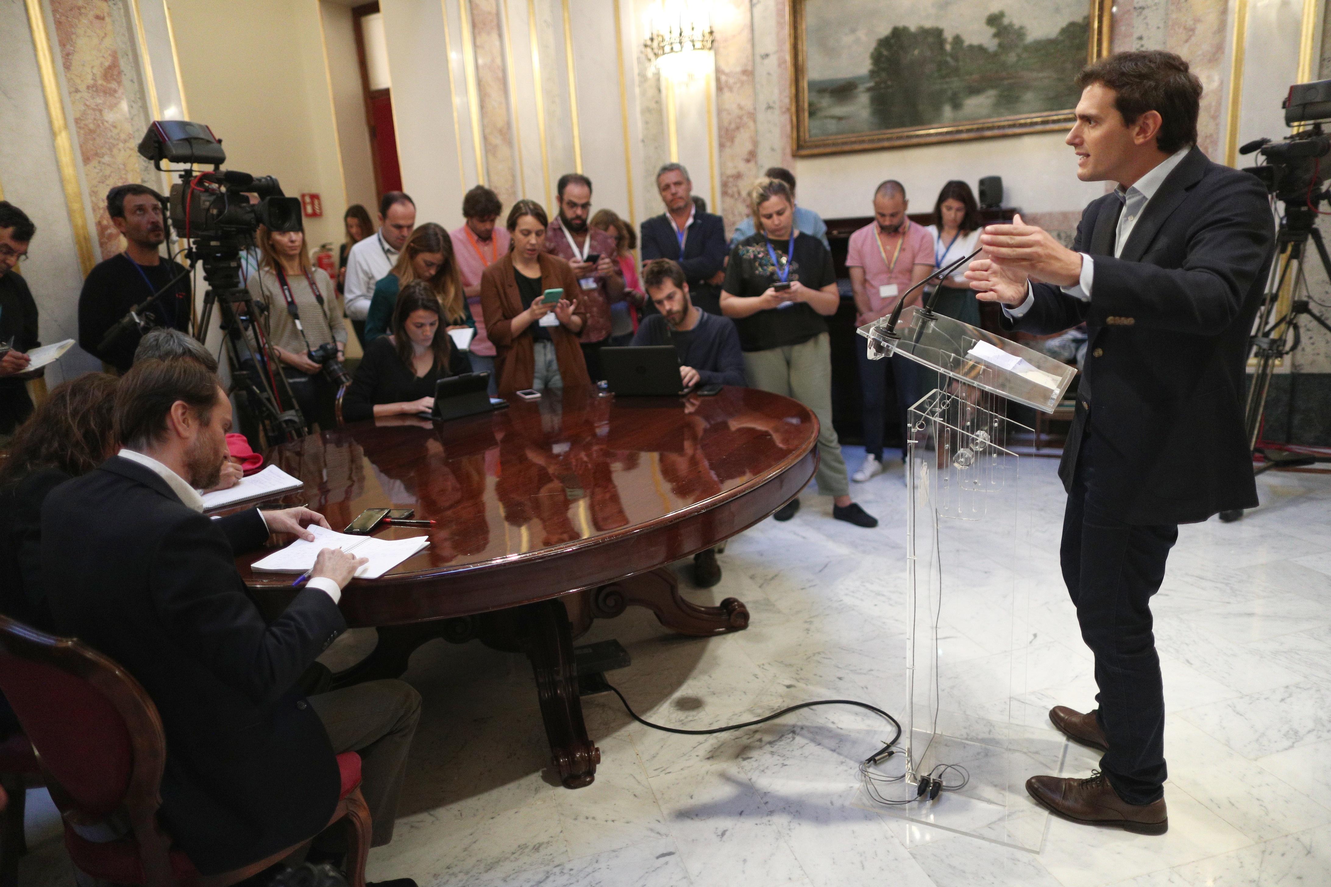 El presidente de Ciudadanos Albert Rivera ofrece una rueda de prensa tras la primera sesión de control al Gobierno en el Congreso. EP