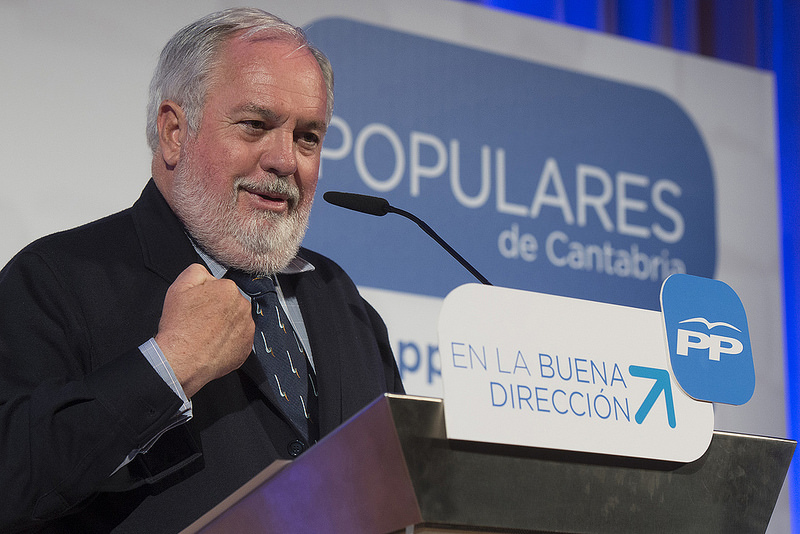 Cañete empresario, Cañete político: un hombre roto entre dos amores