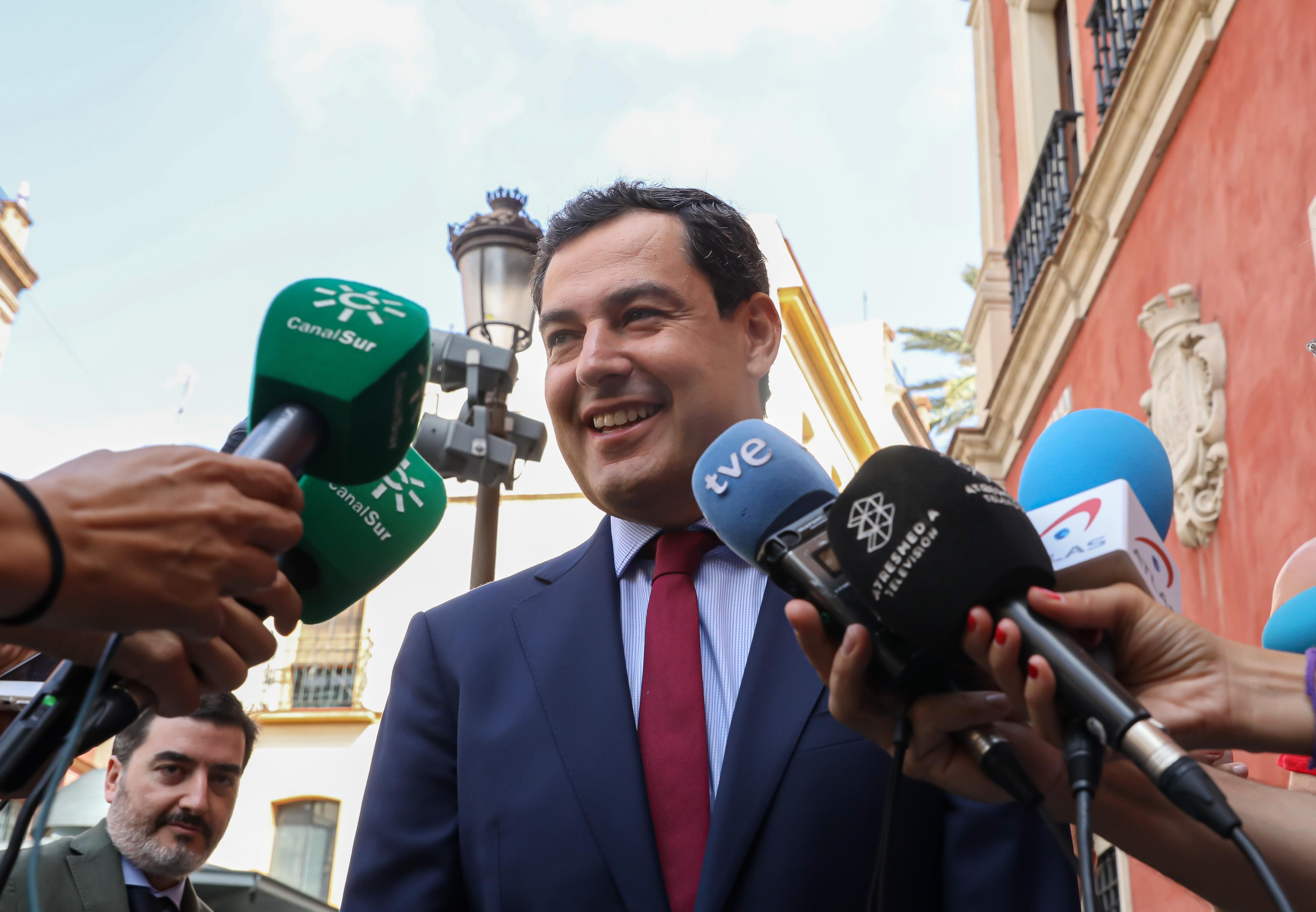 El presidente de la Junta de Andalucía Juanma Moreno atiende a los medios. EP