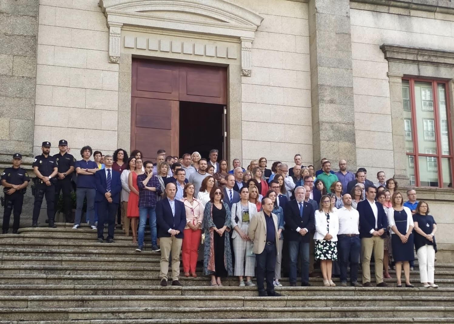 Personal del Parlamento guarda un minuto de silencio por otra mujer asesinada en Valga, en Galicia. EP