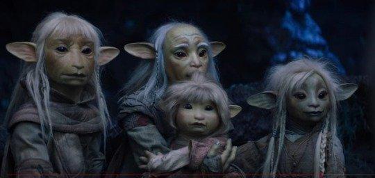 La familia de Deet, con sus dos padres y hermano, en Cristal Oscuro. Netflix