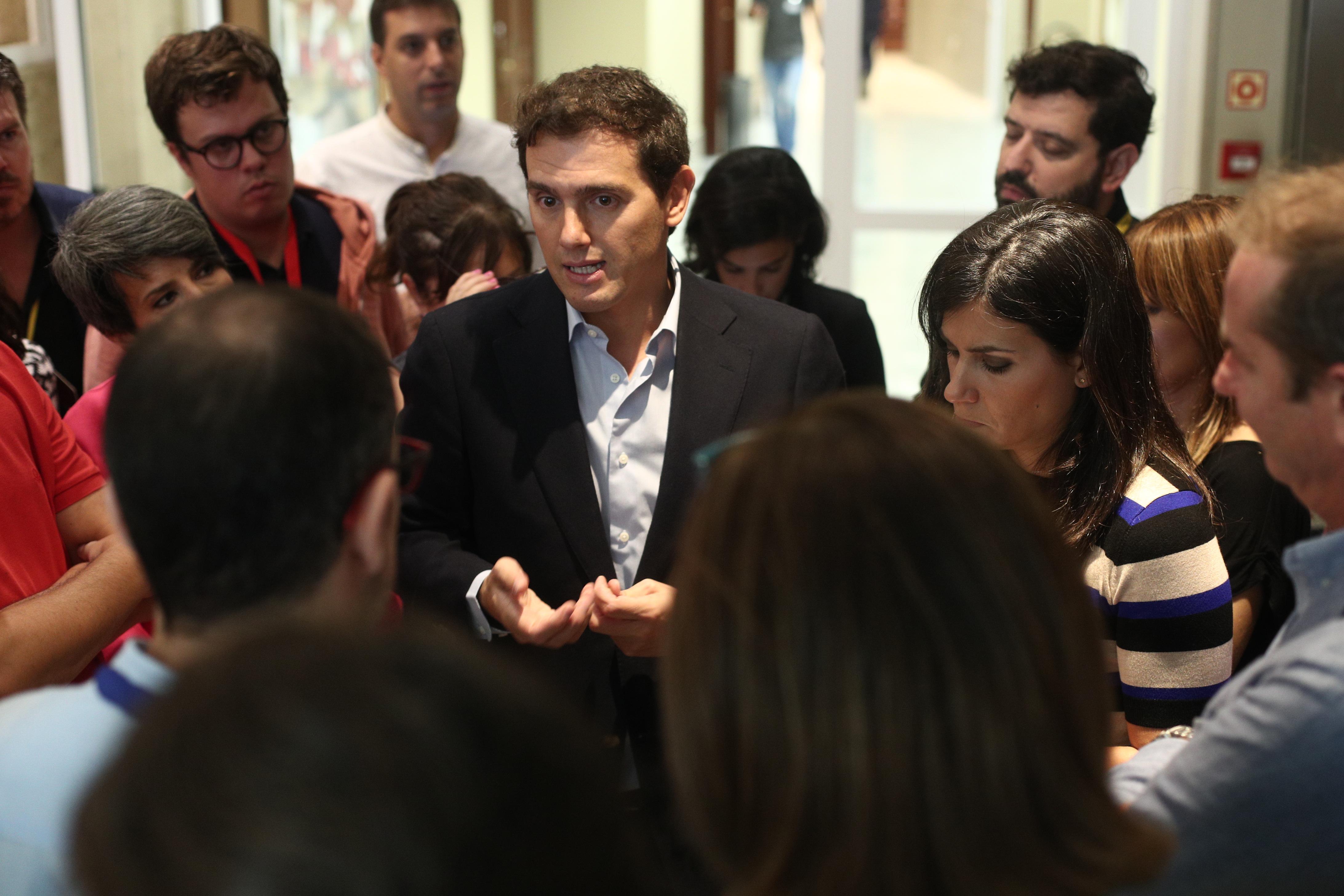 El presidente de Ciudadanos Albert Rivera atiende a los medios de comunicación en los pasillos del Congreso durante la sesión de control al Gobierno en funciones un día después de conocerse la c