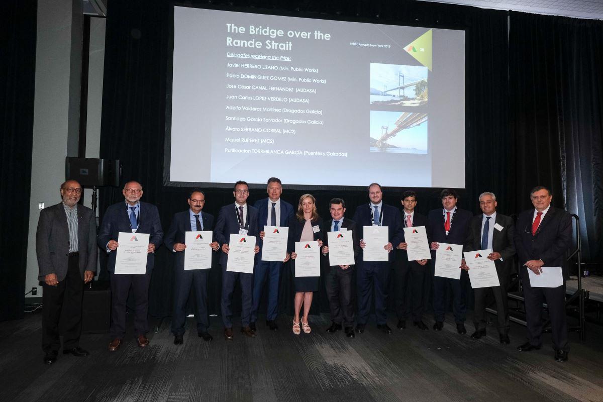 La ampliación del puente de Rande, a manos de la compañía ACS, en el momento de recibir el galardon como finalista de los premios a la Major Estructura de OSTRA, considerados los Nobel de las infraestructuras