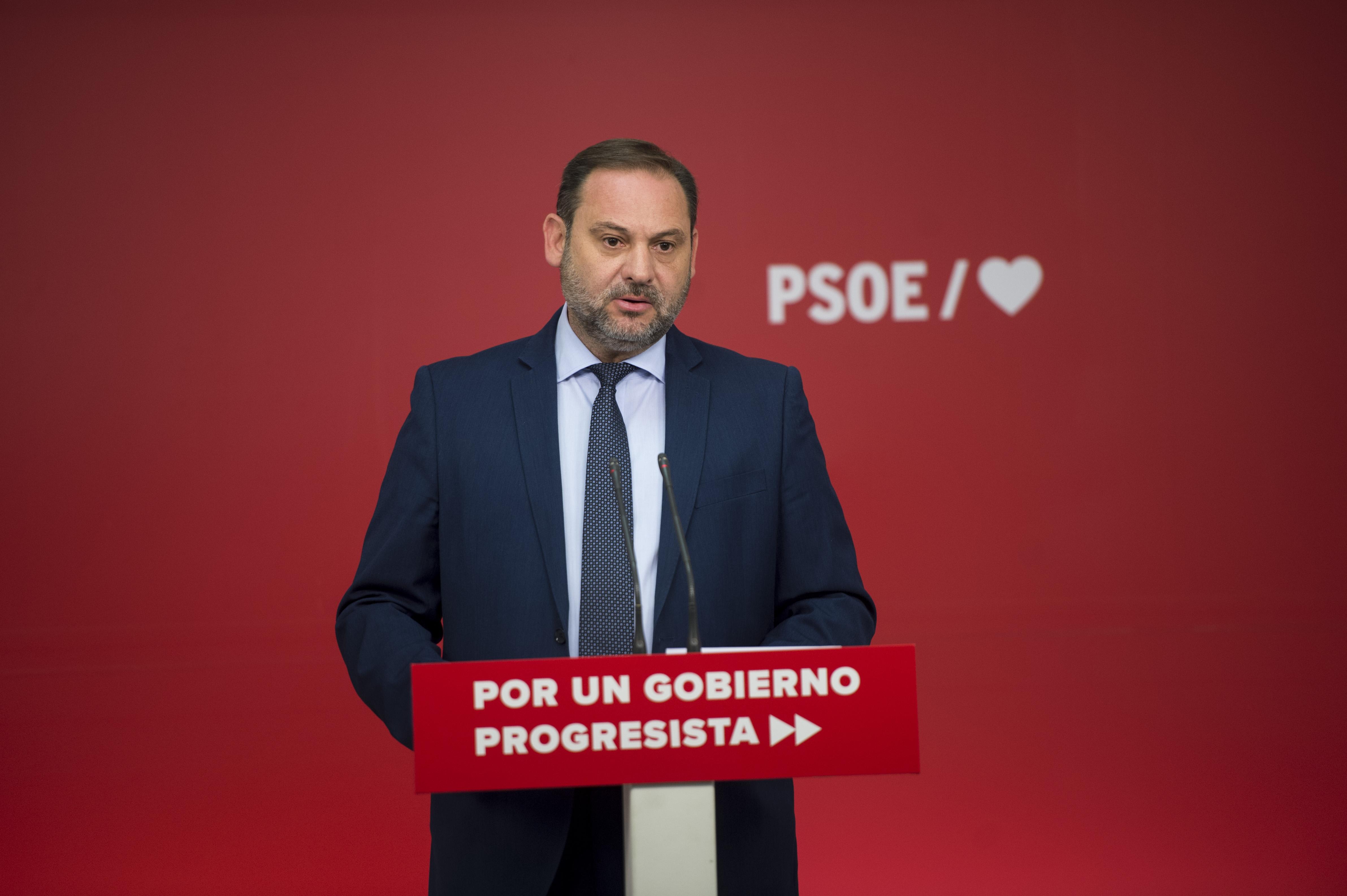 El secretario de organización del PSOE y ministro de Fomento en funciones Jose Luis Ábalos dando una rueda de prensa tras la reunión de la Comisión Ejecutiva Federal del PSOE en su sede en Ferra