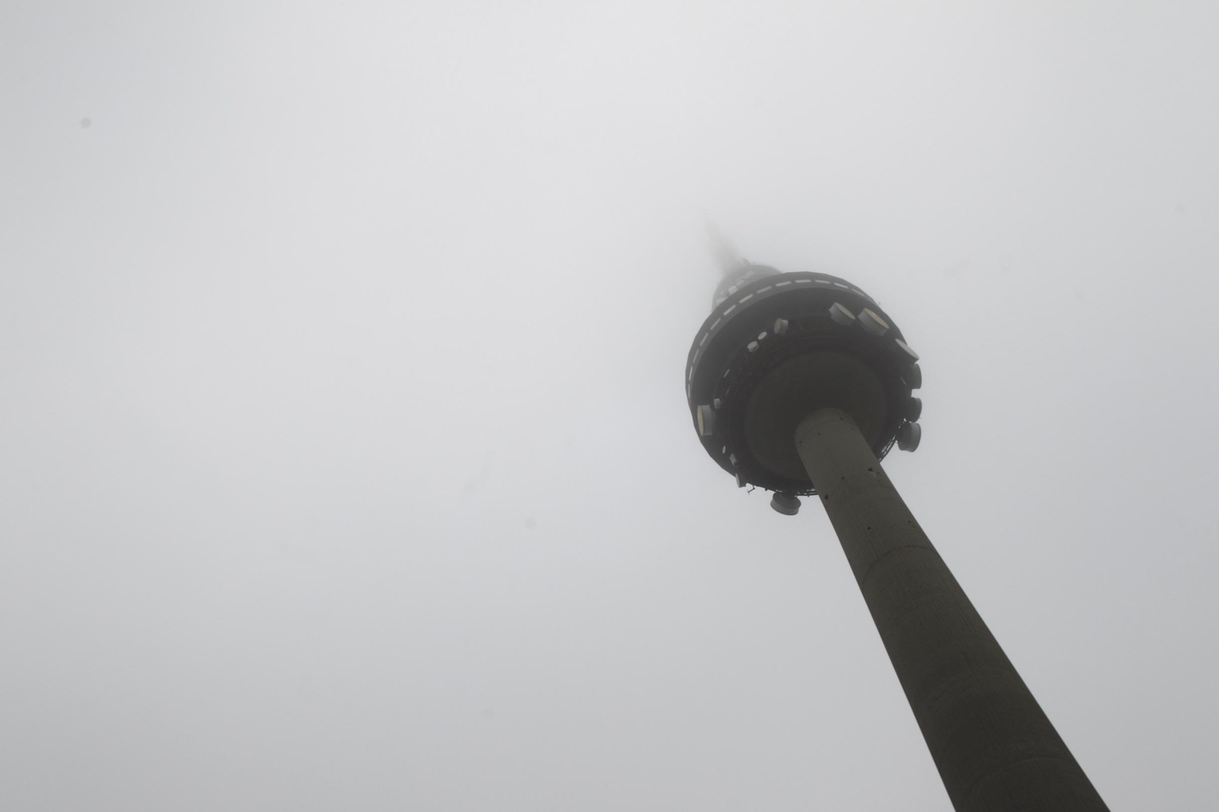 Torrespaña conocida como el pirulí amanece con niebla