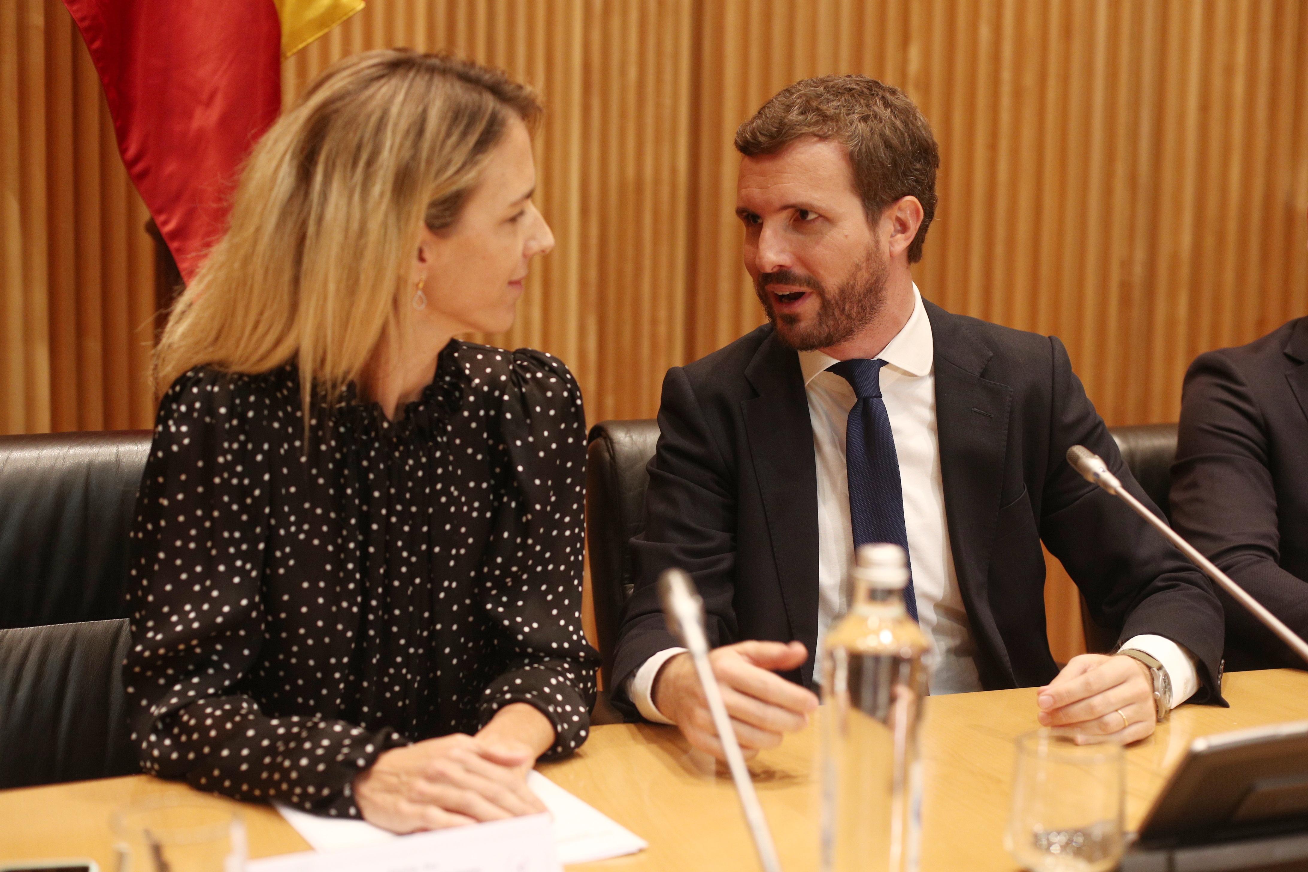 La portavoz del PP en el Congreso Cayetana Álvarez de Toledo y el presidente del Partido Popular Pablo Casado durante la reunión de diputados y senadores del Grupo Parlamentario Popular 