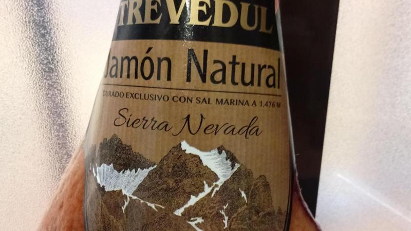 Una etiqueta de jamón Trevedul, con la imagen de Sierra Nevada. Una etiqueta de jamón Trevedul, con la imagen de Sierra Nevada.