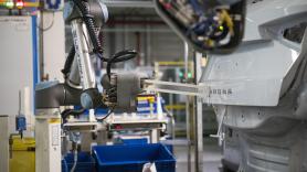 Uno de los dos robots colaborativos de SEAT que se encargan de 'bautizar' los Arona y los Ibiza