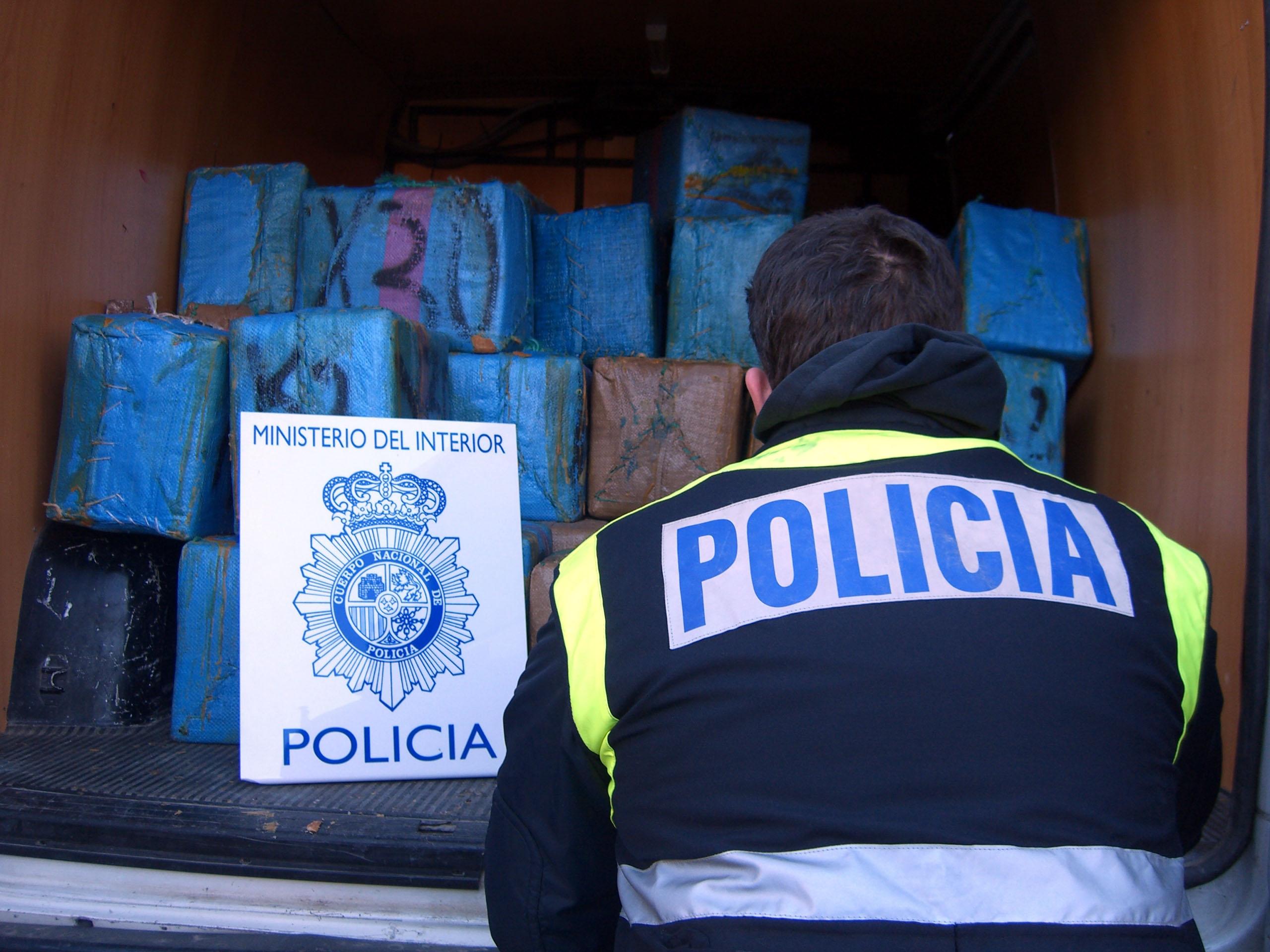 Un policía de espaldas ante un cargamento de droga. Fuente: Ministerio del Interior