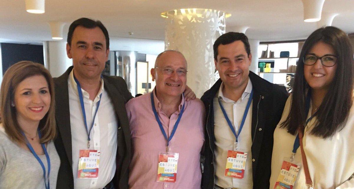 Luis Martínez Hervás (en el centro), junto al presidente de la Junta en un congreso de NNGG del PP.