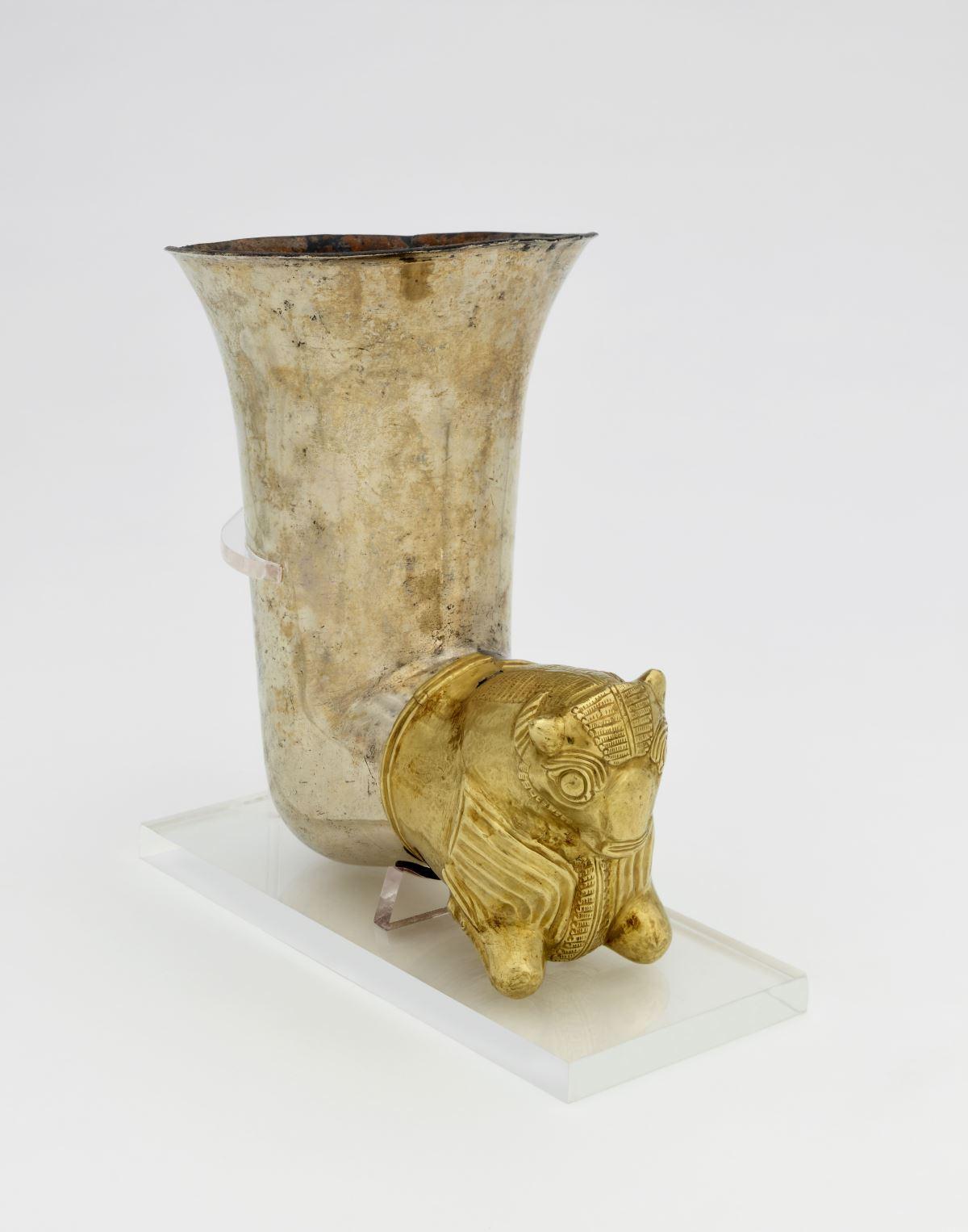 Copa en forma de cuerno Kahramanmaraş (Turquía). 500 a. C. Plata y oro. © The Trustees of the British Museum