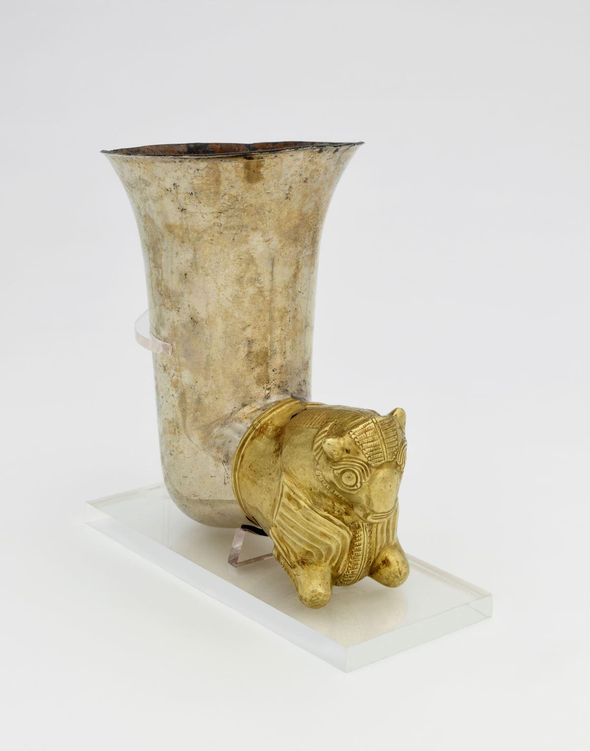 Copa en forma de cuerno Kahramanmaraş (Turquía). 500 a. C. Plata y oro. © The Trustees of the British Museum Copa en forma de cuerno Kahramanmaraş (Turquía). 500 a. C. Plata y oro. © The Trustees of the British Museum