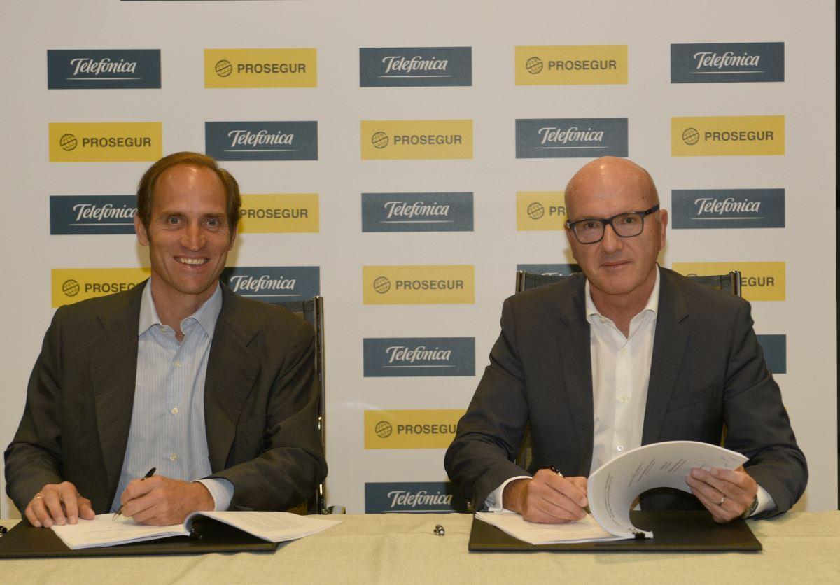 Christian Gut, consejero delegado de Prosegur, y Ángel Vilá, consejero delegado de Telefónica, en la firma del acuerdo