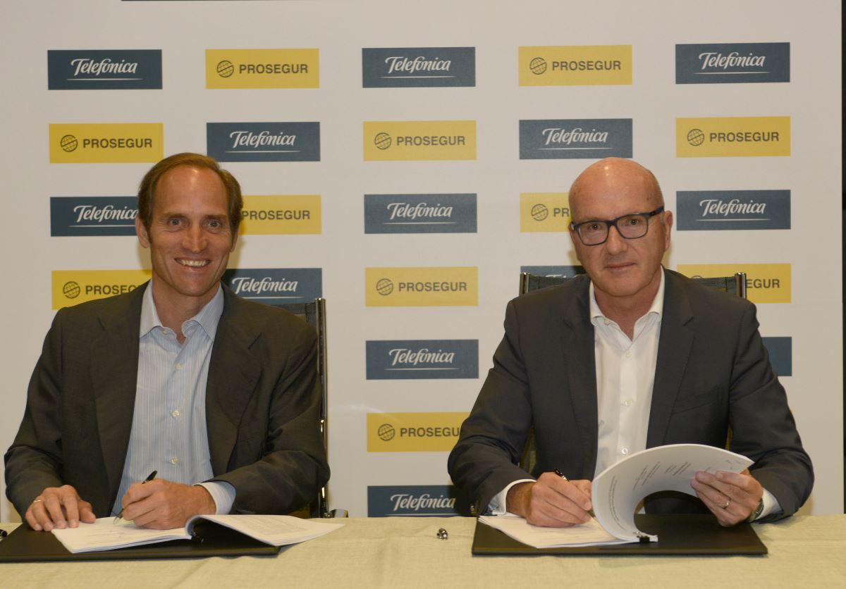 Christian Gut, consejero delegado de Prosegur, y Ángel Vilá, consejero delegado de Telefónica, en la firma del acuerdo Christian Gut, consejero delegado de Prosegur, y Ángel Vilá, consejero delegado de Telefónica, en la firma del acuerdo