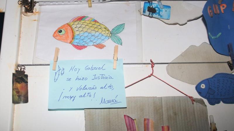 Patricia Ramírezmadre del niño Gabriel Cruz cuelga un cartel donde dice 'Hoy Gabriel se ha hecho justicia'. EP Patricia Ramírezmadre del niño Gabriel Cruz cuelga un cartel donde dice 'Hoy Gabriel se ha hecho justicia'. EP