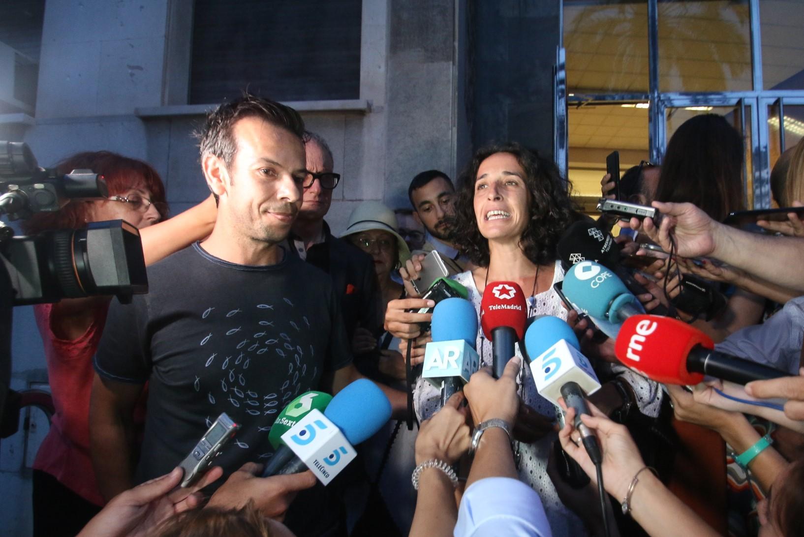 Patricia Ramírez, madre del niño Gabriel Cruz, y Angel Cruz y a la salida de la Audiencia Provincial de Almería haciendo unas declaraciones a la prensa. EP